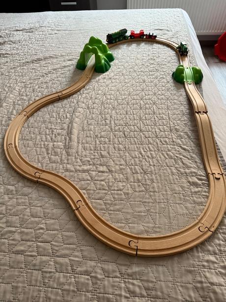 Drevená drahá s vlacikom, 