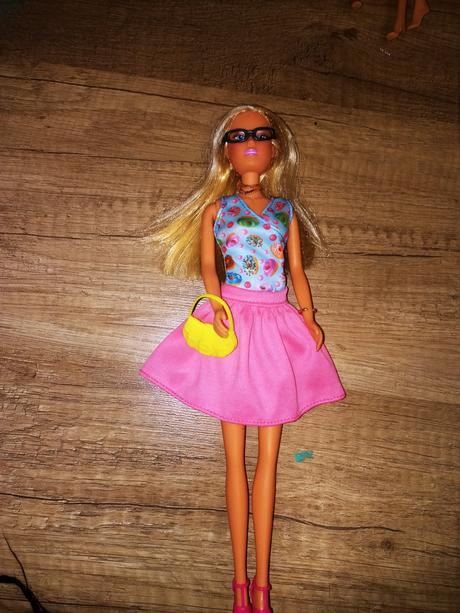 Barbie s okuliarmi,