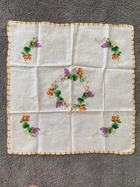 Vysivane retro obrusky ovocie, 