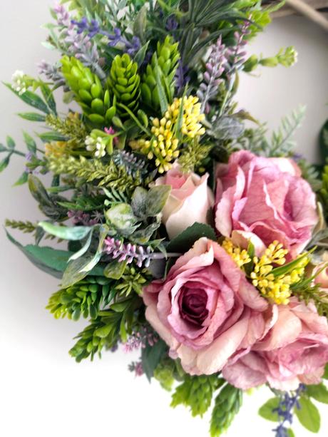 Veniec s ružou a levanduľou,