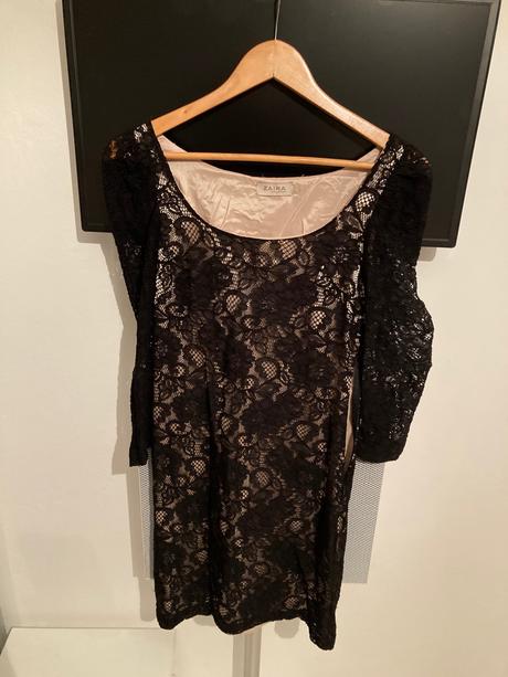 Cipkovane mini saty s rukavom, s