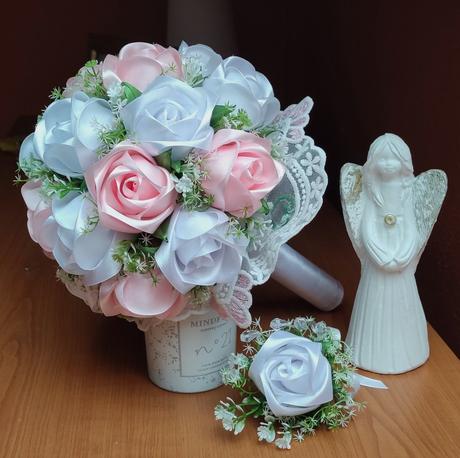 Kytica saténových ruží, 