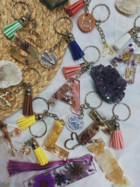 Ručne vyrobené živicové kľúčenky, 