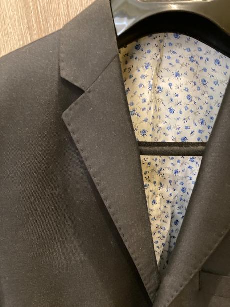 Oblek pre mladého muža, 48