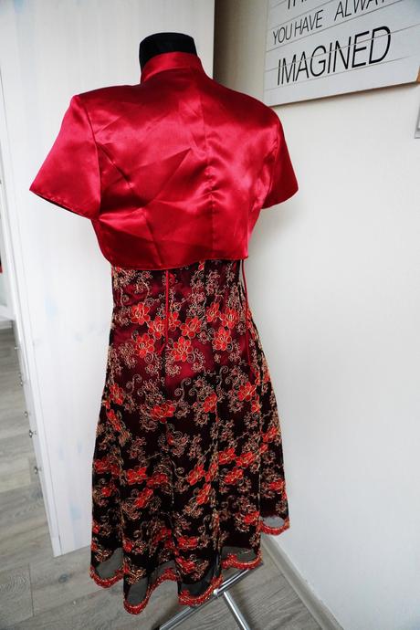 Krásne zlato bordové šaty, s