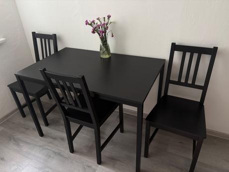 Čierny jedálenský stôl a stoličky ikea,