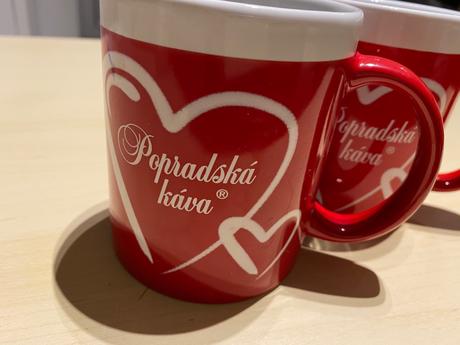 1 červený hrnček, pohár, šálka popradská káva, 