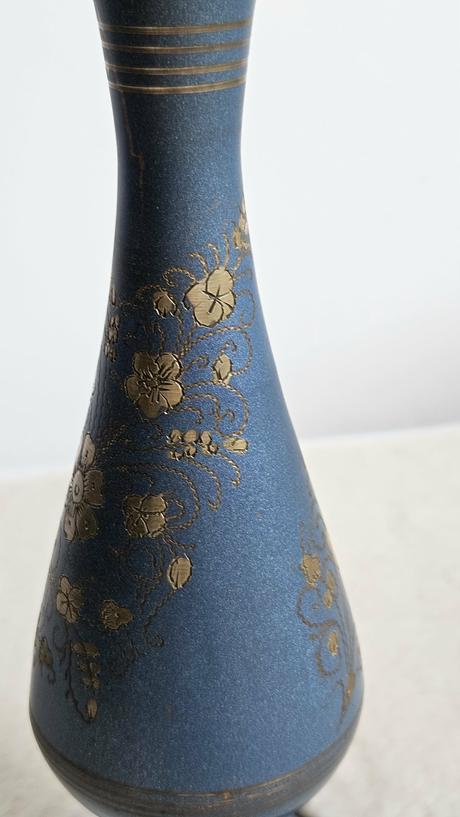 Štíhla kovová váza s modrým smaltom a ornamentmi, 