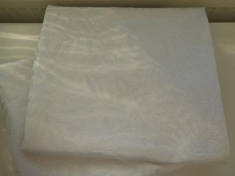 Závesy bielo perleťové vzorované, 