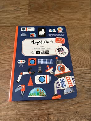 Magneticka kniha vesmir,