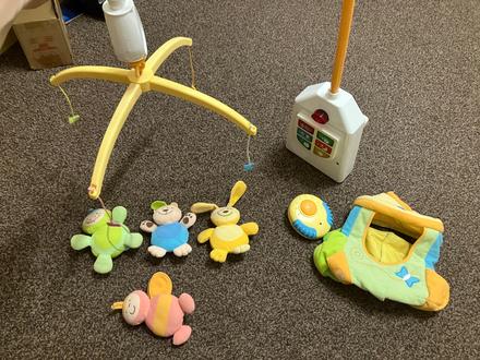 Kolotoc na postieľku chicco s ovládačom, 