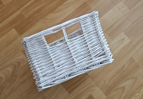 Biely pruteny kosik, 