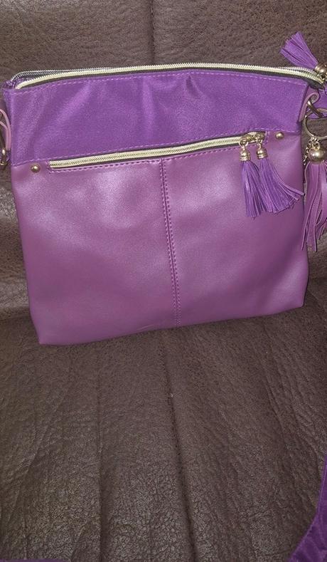 Fialová kabelka, 