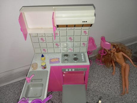 Barbie kuchyňa, barový pult, stoličky, riady, 
