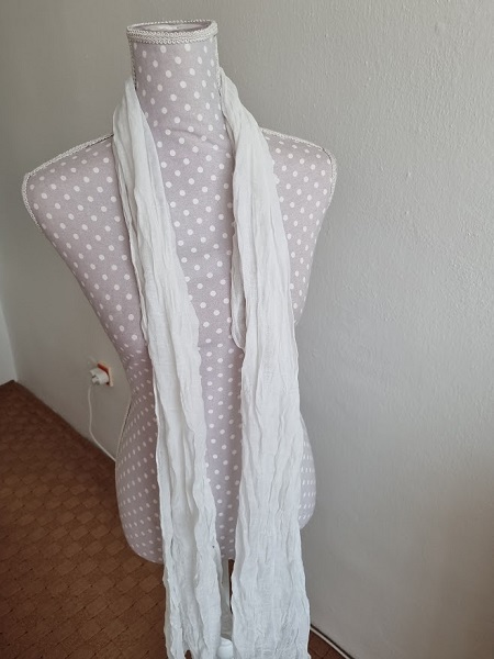 Biely krčený šál, 