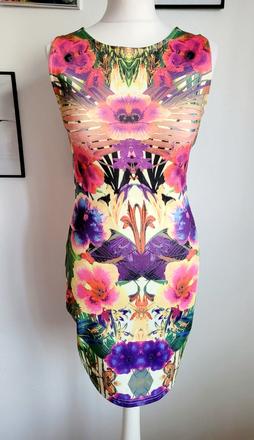 Extravagantne farebne saty. velkost s., s