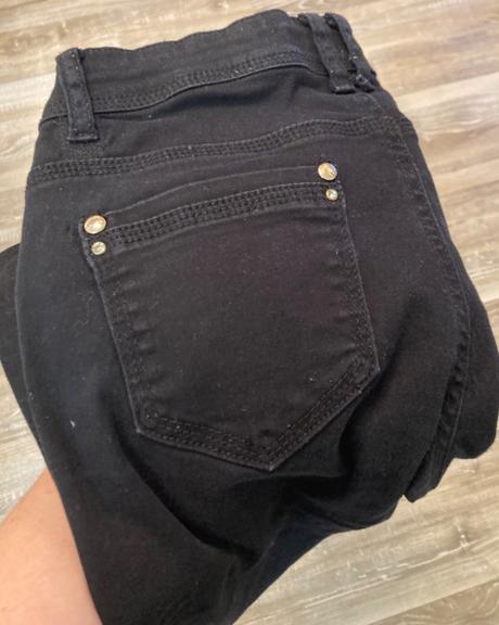 Čierne rifle veľ.l-29,majú zlaté zdobenie, l