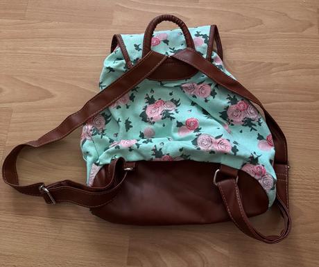 Kvetovaný ruksak, 