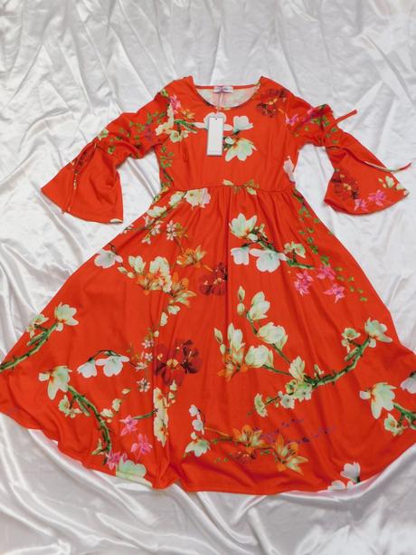 Velmi pekne šaty, 34