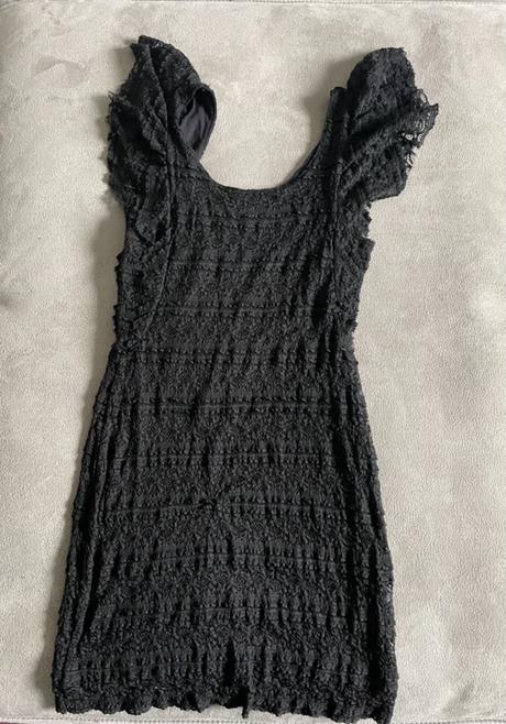 Čierne dámske šaty, 34