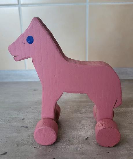 Drevený koník na kolieskach  - rúžový, 