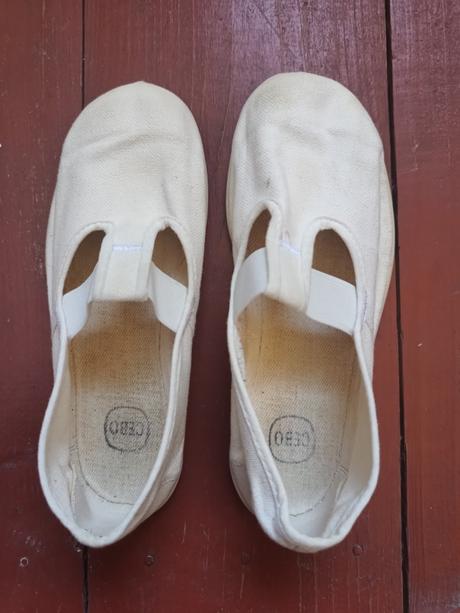 Biele dievčenské cvičky, 28