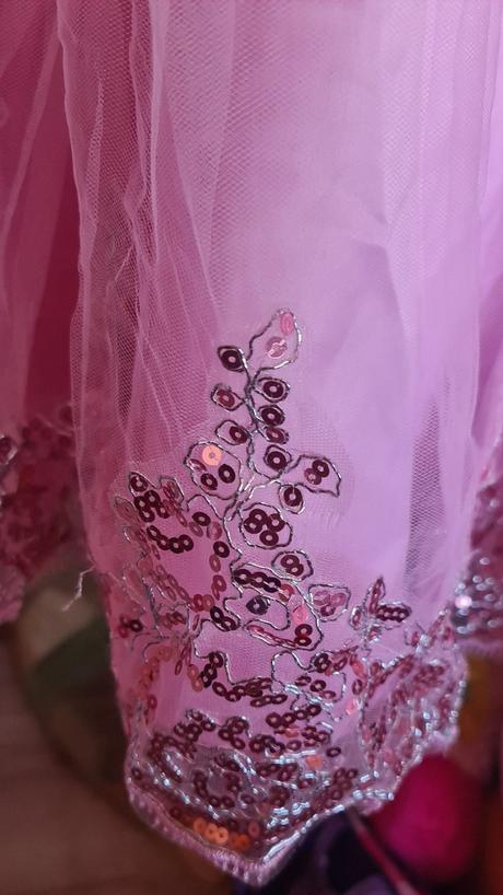 Predám krásne dievčenské šaty, 152