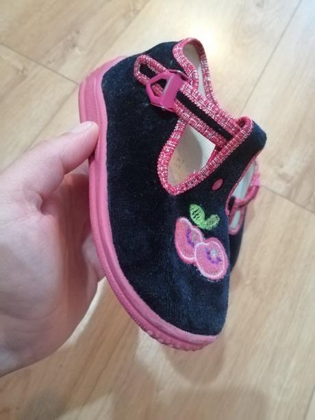 Papuče s čerešničkami, 25