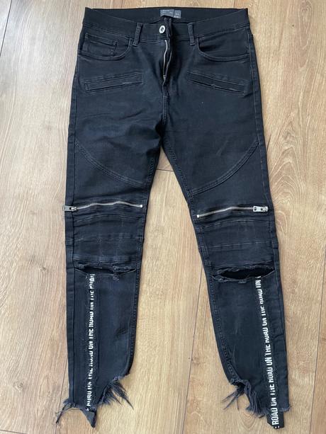 Čierne rifle s nápismi, zara,32