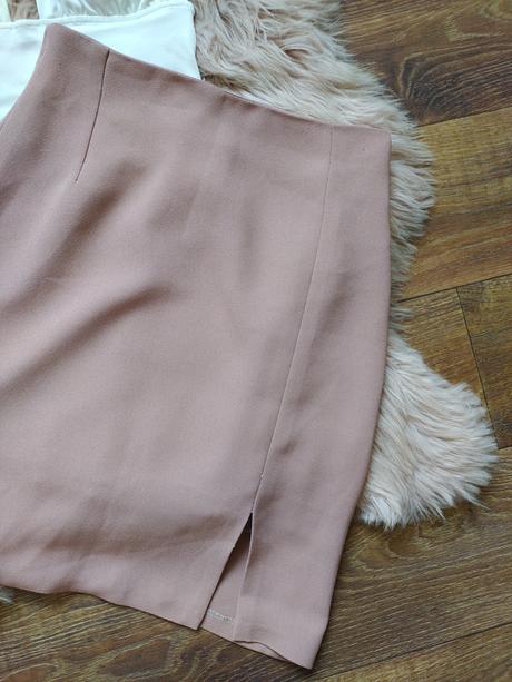 Krátka bledo-ružová sukňa, 38