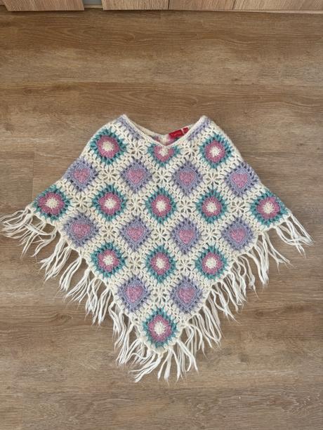 Háčkované pončo tigerlily, 110