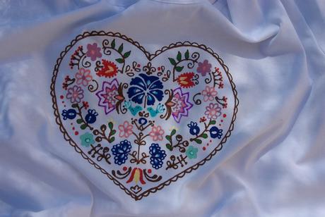 Tričko so srdiečkom z ľudových ornamentoch, l / m / s / xl / xxl
