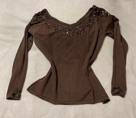 Hnedý tenší svetrík s výstrihom a vloženou madérou, m / s