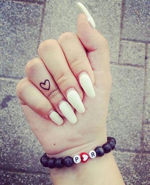 Oplatí sa tetovať prsty?