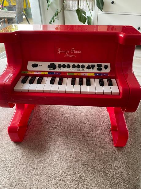 Krásne červené detské elektronické piano klavír,