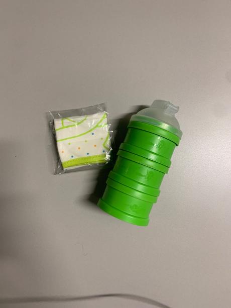 Zásobník na sušené mlieko hipp + podbradník hipp, 