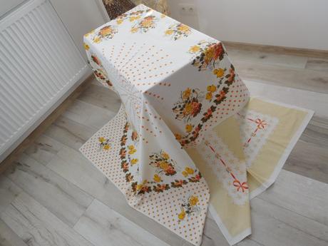 Veľkonočný obrus-kuriatka-140 x 131 cm,, 