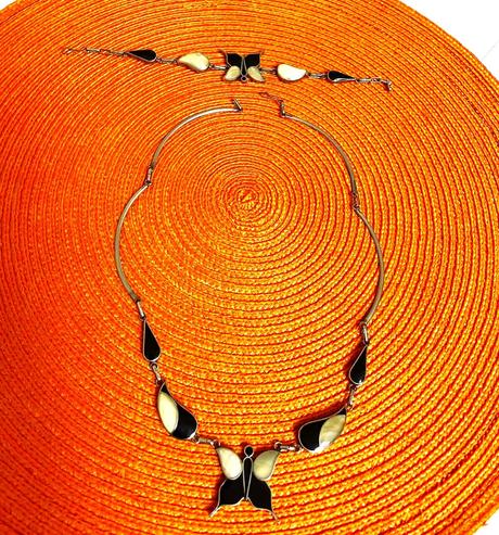 Zaujímavý perleťový náhrdelník,