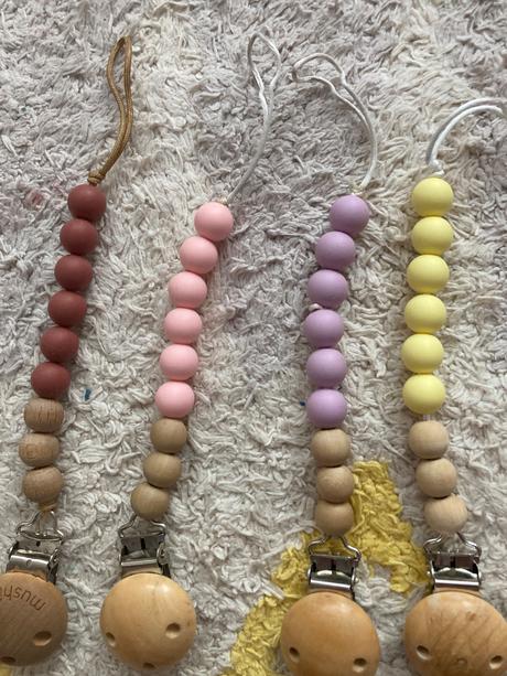 Klipy/retiazky na cumlík, mushie