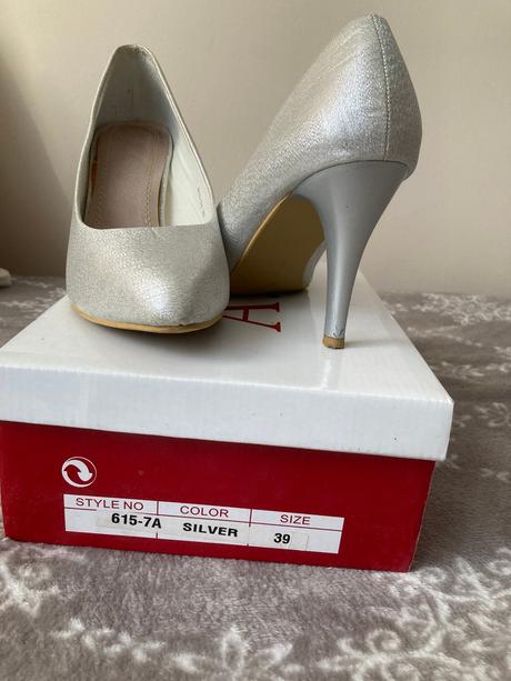 Strieborné lodičky, 39