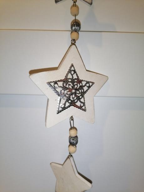 Závesná drevená dekorácia s hviezdami, 