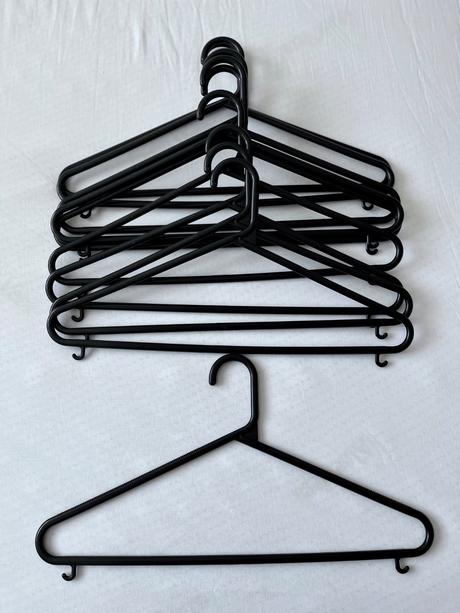 Vešiaky plastové hrubé 10 ks, 