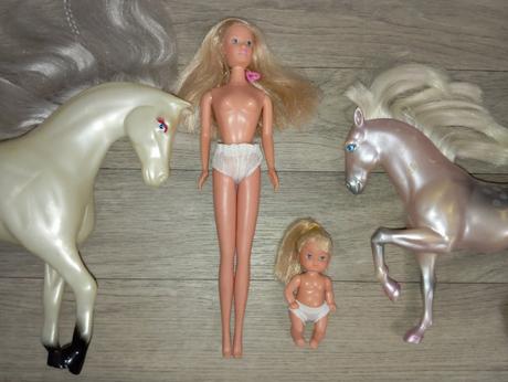 Bábika, dieťa a 2 kone, 