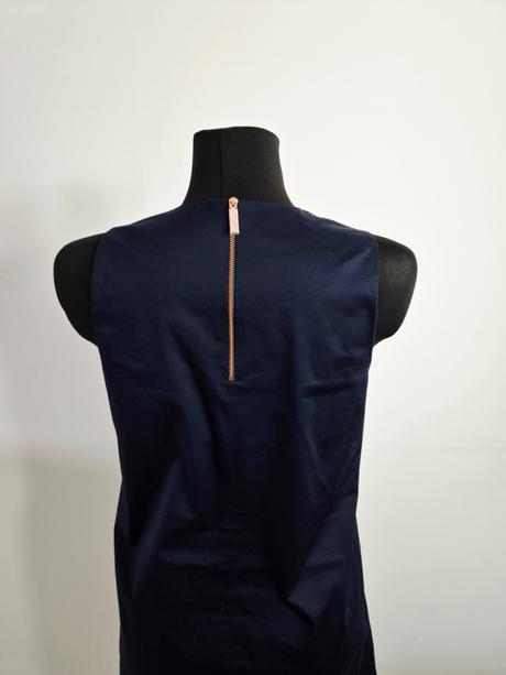 Elegantný tmavomodrý top bez rukávov zdobený dvoma, s