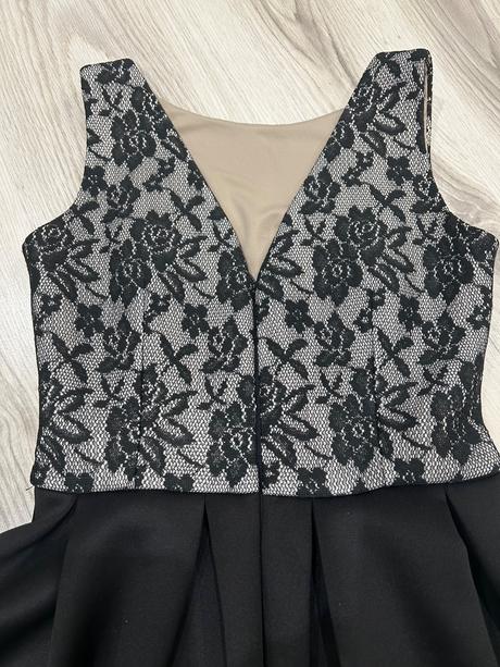 Čierne šaty s čipkou, 36