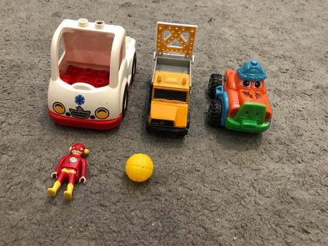 Mix autíčok a figúrky playmobil flash,
