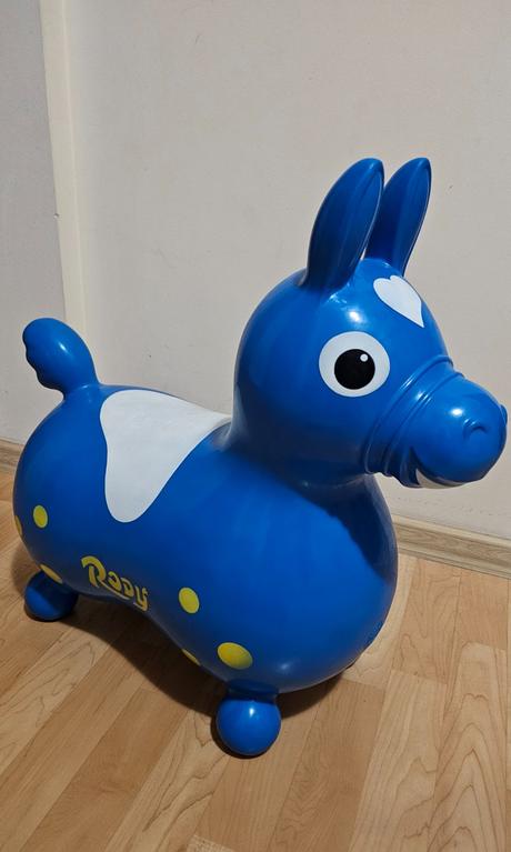 Skakací a hojdací koník rody gymnic,