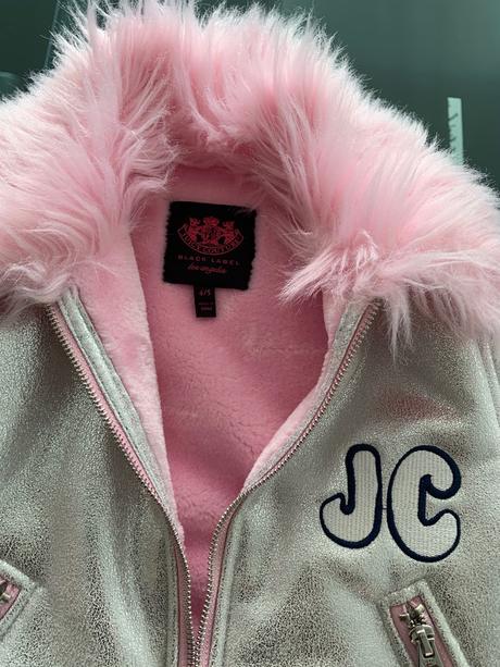 Juicy couture kozusinova strieborná bombera, 110