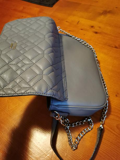 Sivá kabelka guess, guess