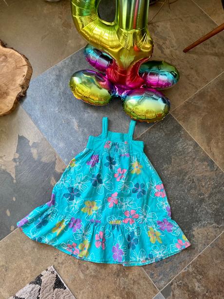 Nádherné točiace saty vel.122 top stav, dopodopo,122